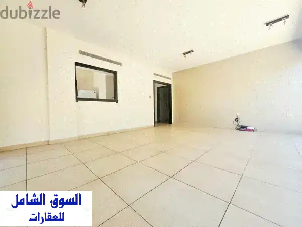 شقة أنيقة مفروشة جزئياً في قلب الحمرا مع تراس -...
