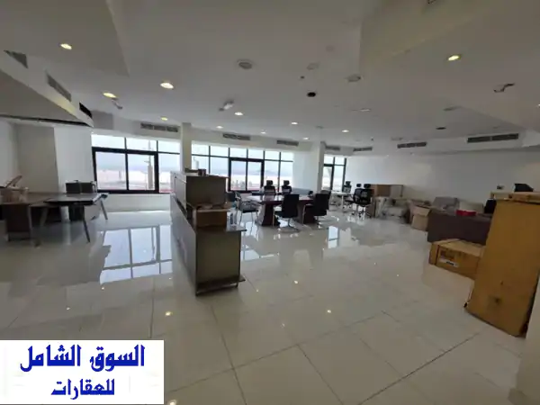 مكتب فاخر للإيجار في قلب عجمان - إطلالة بحرية خلابة!