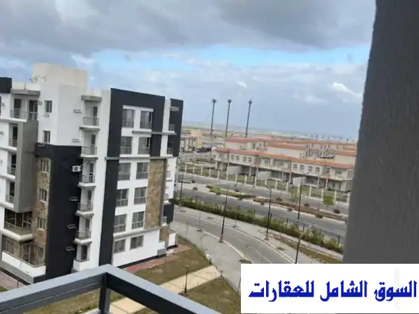 شقة مفروشة فاخرة للإيجار في كمبوند جنة - المنصورة الجديدة | إطلالة بحرية خلابة!