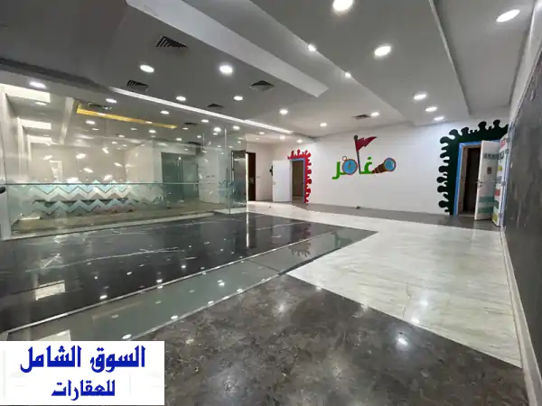 فيلا فاخرة للإيجار في الصديق | 13 غرفة، 4 صالات، 3 مطابخ!