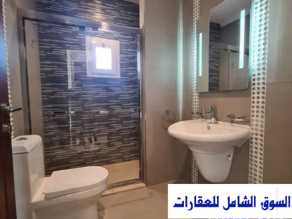 شقة فاخرة للإيجار في ميدان حولي - 3 غرف ماستر (نصف مفروشة) + مميزات لا تُفوّت!