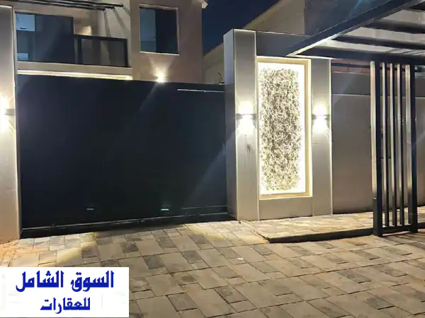 فيلا فاخرة للبيع في المويهات - شارع رئيسي واسع مع مسبح وحديقة!