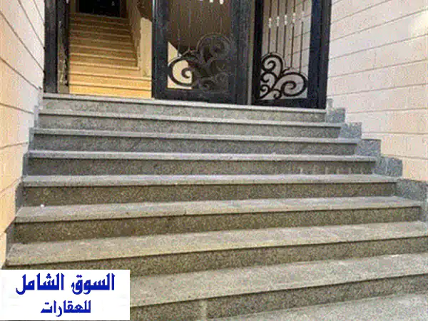 شقة فاخرة للإيجار في الشيخ زايد | 170م + 300م روف خاص!  موقع مميز
