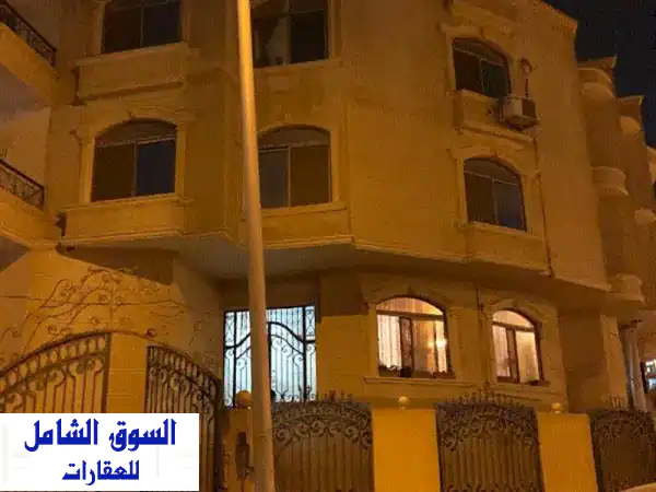 شقة فاخرة للإيجار في الشيخ زايد | 170م + 300م روف خاص!...