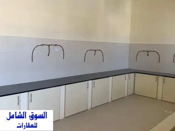 سكن عمال فاخر للإيجار في حمالة - 28 غرفة نوم! (مواقف سيارات + خدمات)