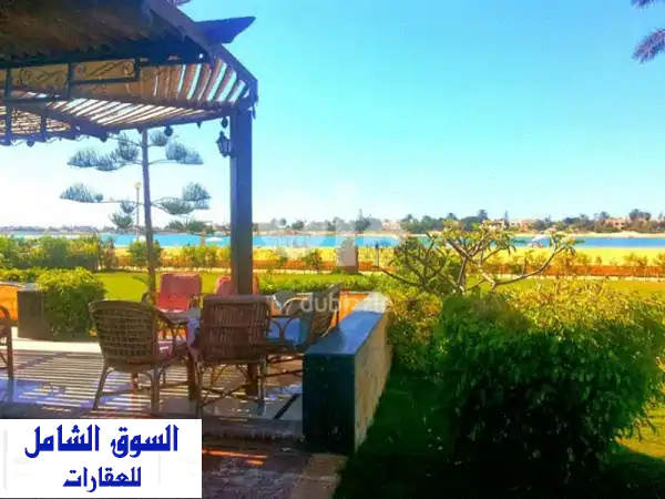 استمتع بإجازةٍ ساحرة في فيلا فاخرة على بحيرة...
