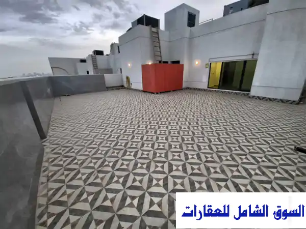 شقة فاخرة بالسطح في الفنيطيس - إطلالة بحرية خلابة!...