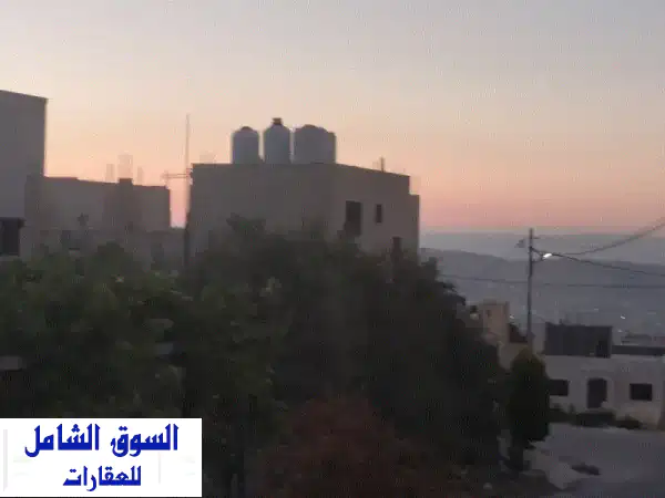 قطعة أرض فاخرة للبيع في أجمل مناطق عمان - إطلالة ساحرة بمساحة 820 متر مربع!