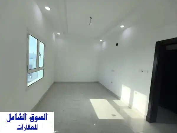 شقة سكنية للإيجار، تتكون من غرفتين وحمامين...