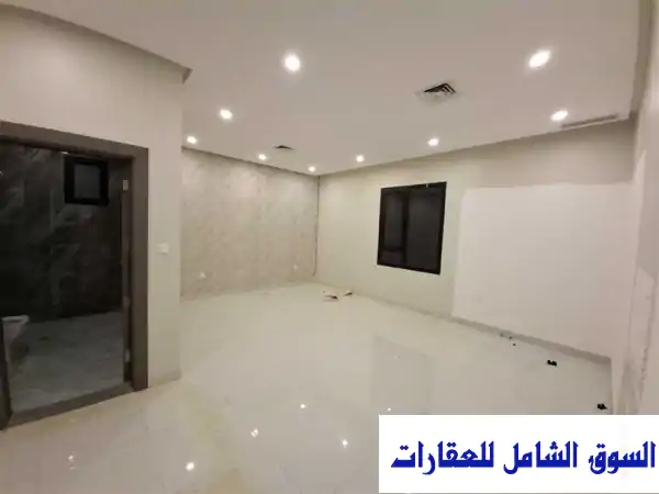 دور ثاني فاخر للإيجار في أبو فطيرة - 750 دينار فقط! (موقفين سيارة + مصعد)