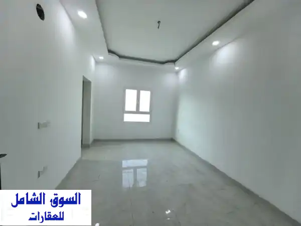 شقة سكنية للإيجار، تتكون من غرفتين وحمامين ومطبخ، السعر 230 دينار شامل 30 دينار، الموقع الحد ...