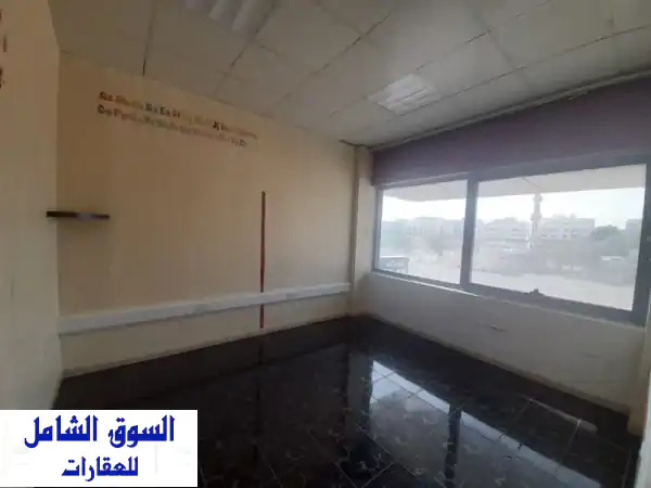 شقة تجارية فاخرة للإيجار في شارع خليفة - فرصة استثمارية مميزة!
