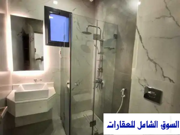 شقة فاخرة بالسطح في الفنيطيس - إطلالة بحرية خلابة! 450 دينار فقط