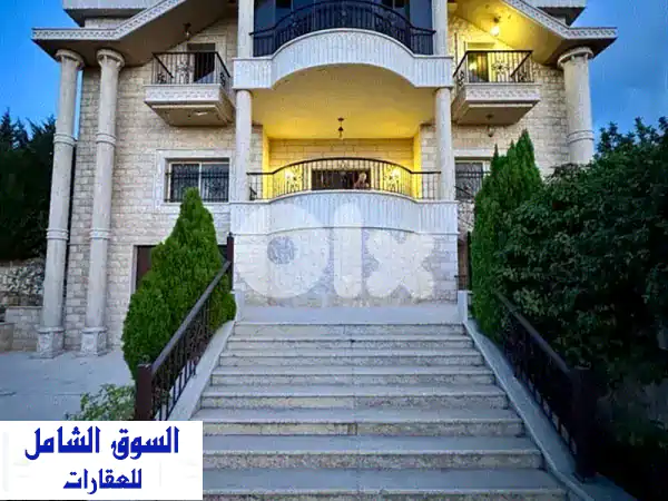 فيلا كلاسيكية فاخرة للبيع - إطلالة جبلية خلابة...