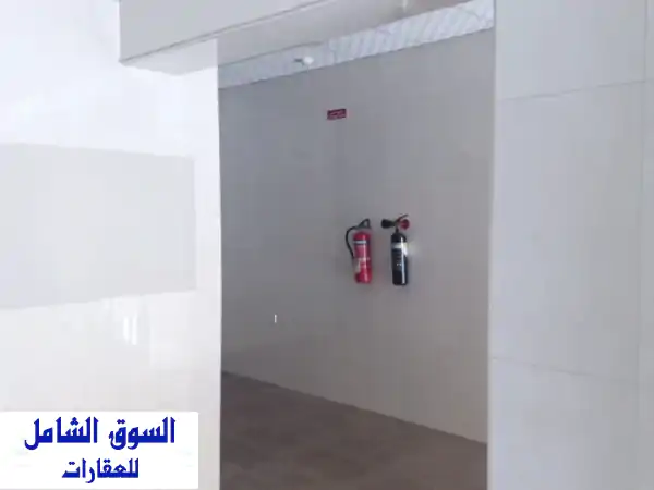 فرصة استثمارية ذهبية! بناية تجارية راقية للبيع...