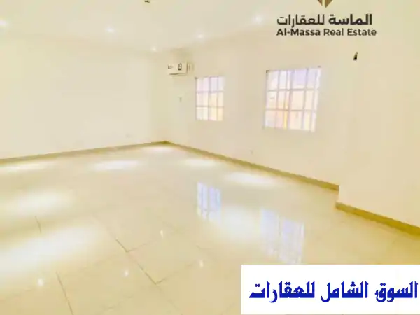 شقة فسيحة للإيجار في المسيلة - 3 غرف نوم، موقع متميز خلف البنك التجاري!