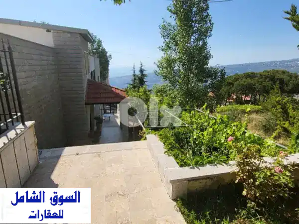 فيلا لبنانيّة فاخرة للبيع في بكفيا - إطلالة...