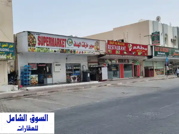 فرصة استثمارية ذهبية! 4 محلات تجارية + 7 غرف سكنية في عجمان - النعيمية