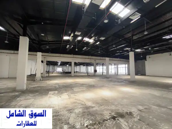 فرصة استثمارية ذهبية! مجمع تجاري فاخر للإيجار في...