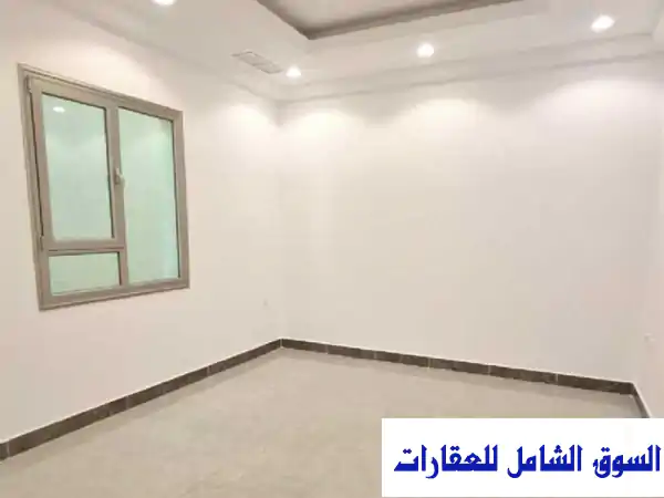 شقة راقية للإيجار في أبو فطيرة - 3 غرف، حمام، صالة، مطبخ - 400 دينار