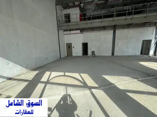 معرض تجاري فاخر للإيجار في الشارقة - 20,000 قدم مربع + ميزانين!