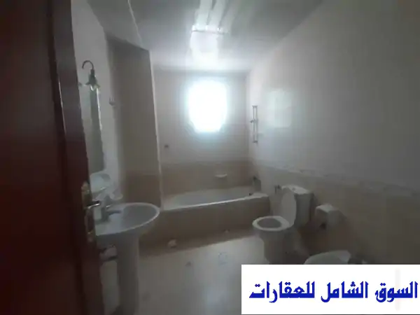 فيلا فاخرة للإيجار السنوي في الجيمي العين - 5 غرف...