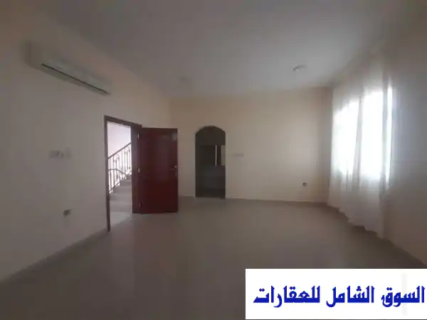 فيلا فاخرة للإيجار السنوي في الجيمي العين - 5 غرف نوم، حديقة، مواقف مظللة