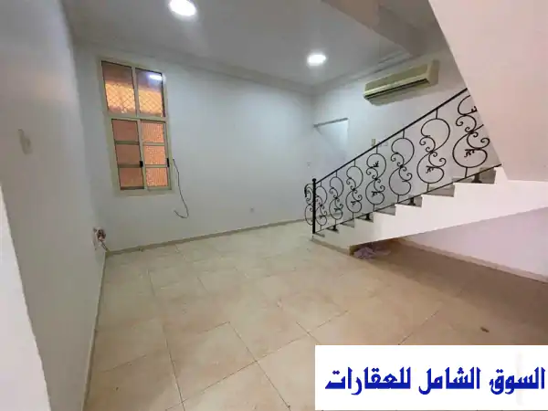 فيلا مستقلة فاخرة للإيجار السنوي في عشارج العين | 5 غرف نوم + حوش + مواقف مظللة