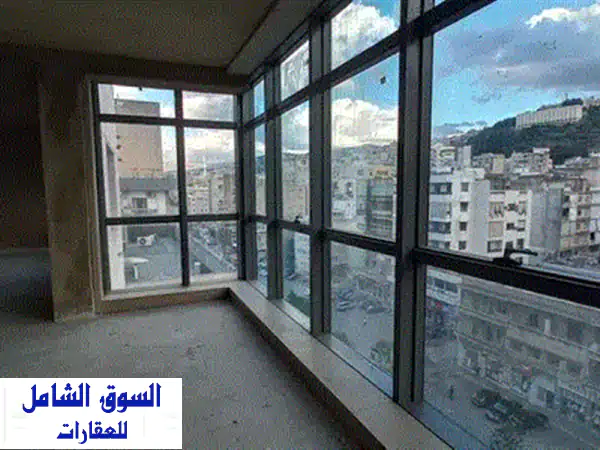 مكتب فاخر للإيجار في جل الديب - موقع استراتيجي في مركز تجاري راقٍ