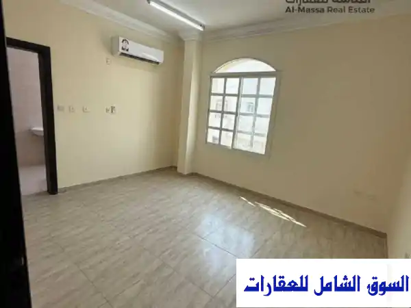 فلل للإيجار بعين خالد 5 غرف نوم وصالة و 4 حمام في عين الدوحة