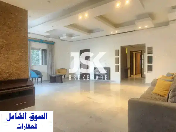 شقة فسيحة للبيع في مار تقلا، الحازمية - مساحة 200...