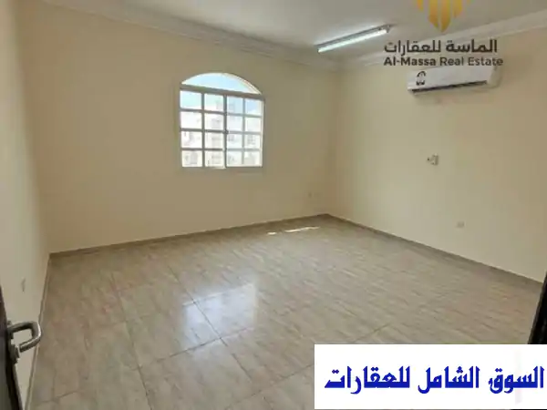 فلل للإيجار بعين خالد 5 غرف نوم وصالة و 4 حمام في...