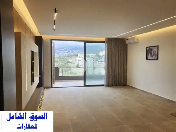شقة فاخرة للبيع في قرنة الحمرا | مساحة واسعة وتراس رائع!
