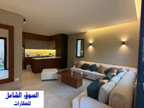 تريبلكس عصري فاخر للبيع في فاريا -  مسبح خاص...