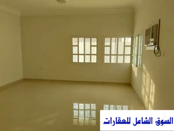 فيلا فاخرة للإيجار في معيذر الوكير - مساحة 1000 متر مربع!  (أرضي - 17000 ريال)