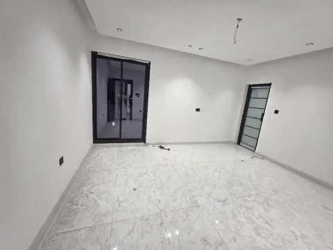 شقق سكنية، أول ساكن، مع التكييف في منطقة الحد الجديد، والبناية زاوية على ثلاثة شوارع 5
