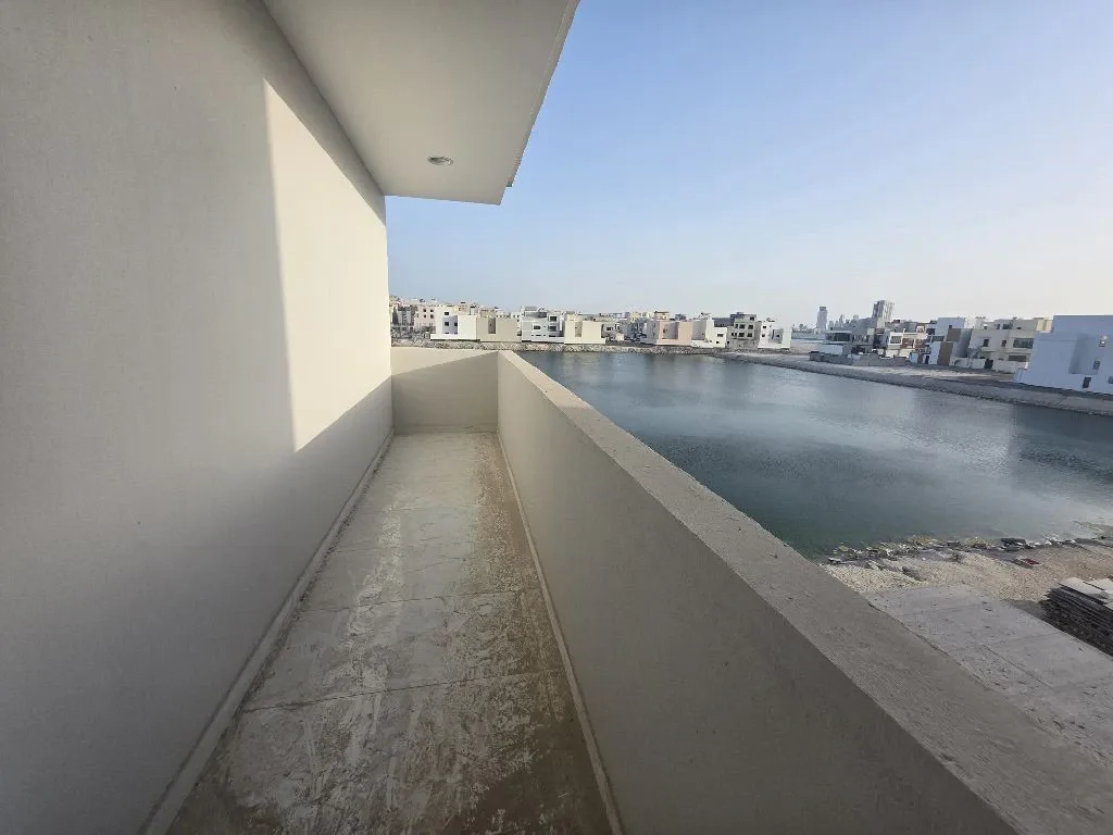 للبيع شقة سكنية راقية جدا باطلالة بحرية