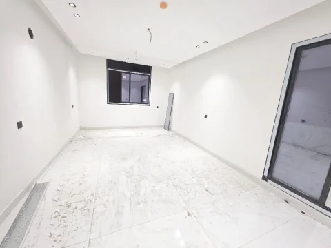 شقق سكنية، أول ساكن، مع التكييف في منطقة الحد الجديد، والبناية زاوية على ثلاثة شوارع 3