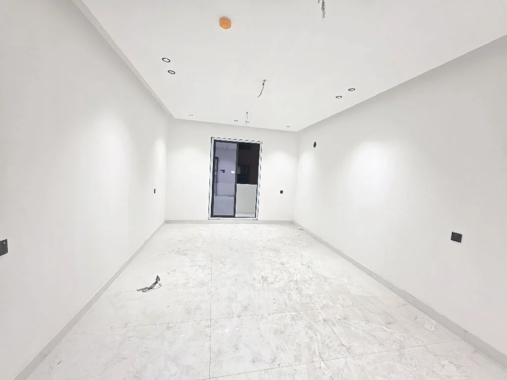 شقق سكنية، أول ساكن، مع التكييف في منطقة الحد الجديد، والبناية زاوية على ثلاثة شوارع