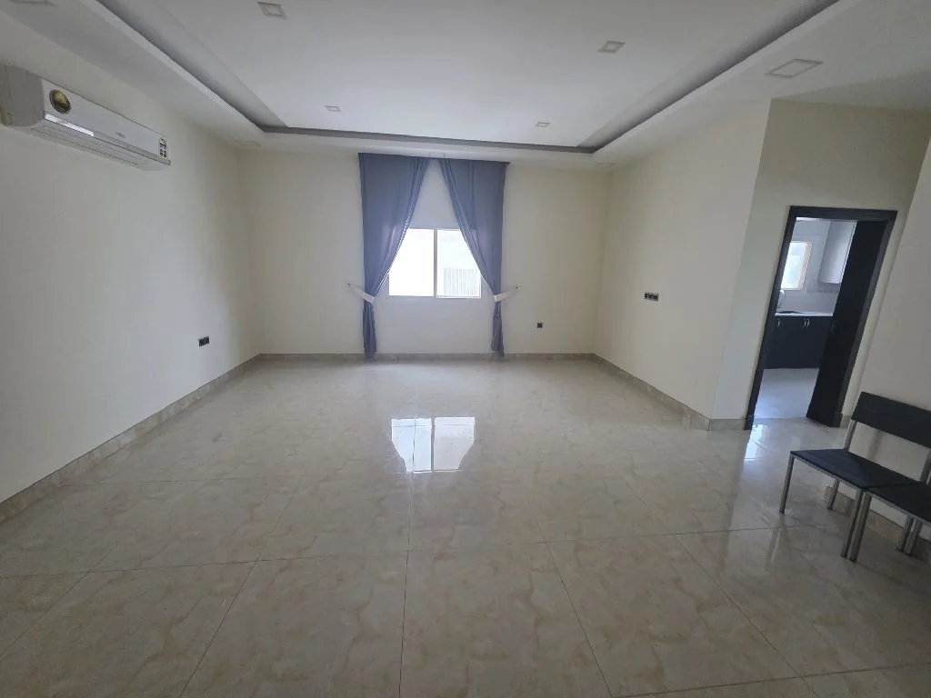 شقة سكنية راقية جداً، نصف مفروشة، للبيع في الحد الجديد