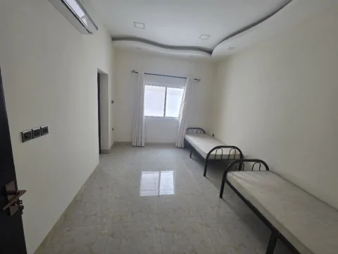 شقة سكنية راقية جداً، نصف مفروشة، للبيع في الحد الجديد 5