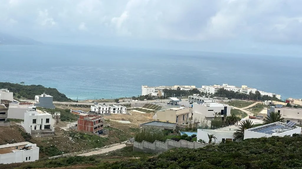 فيلا عصرية تطل على البحر في مدينة طنجة