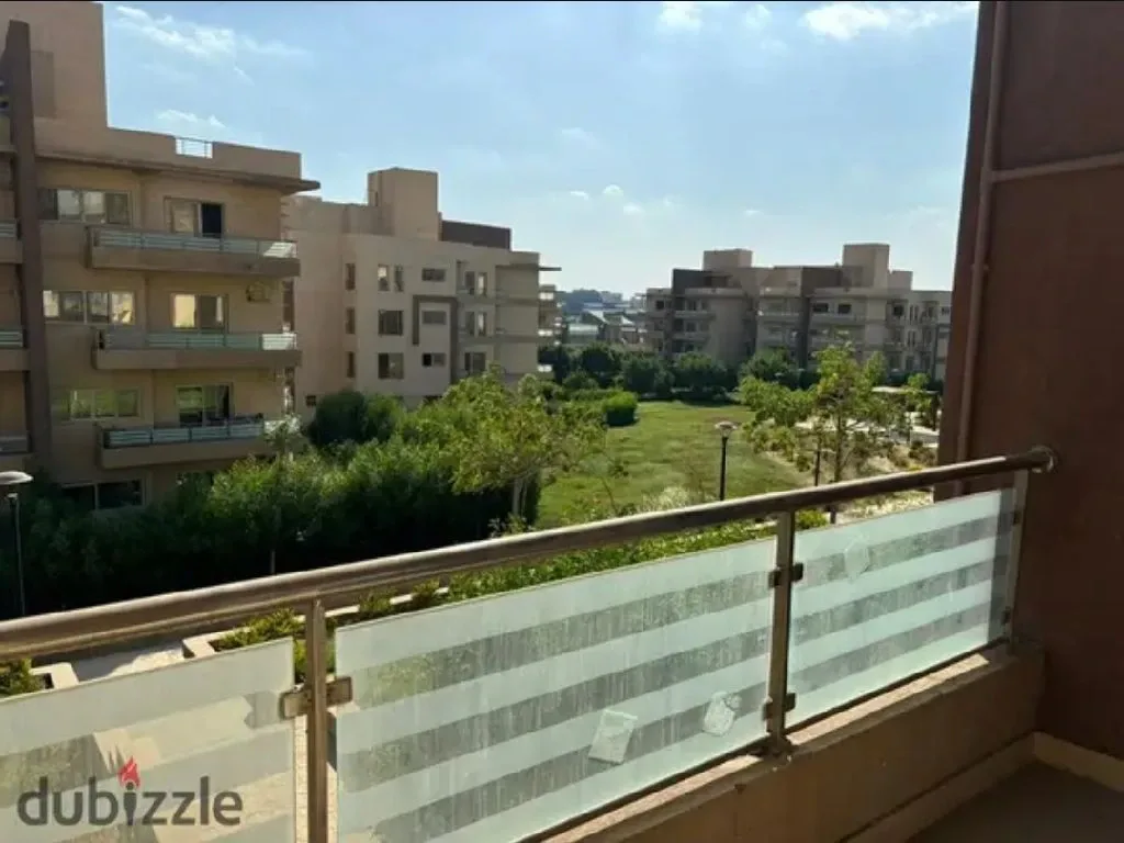 شقة بكمبوند وصال الشروق موقع مميز أمن وحراسة...