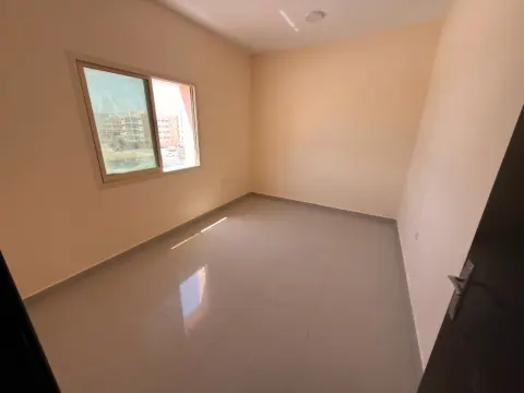 غرفة وصالة للإيجار في الجرف 2 على الشارع الرئيسي مقابل نستو 23000 درهم للإيجار السنوي في ا 4