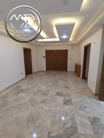 رقم الاعلان 9087 شقة أرضية للبيع أم السماق قرب السيتي مول مساحة 225م مع تراس وحديقة 150م ت