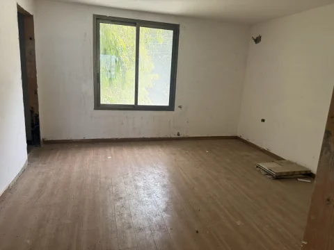 دوبلكس في منطقة عين عار مساحة 165 متر منظر بحر طابق أرضي 3 نوم 3 تواليت السعر 230000 دولار