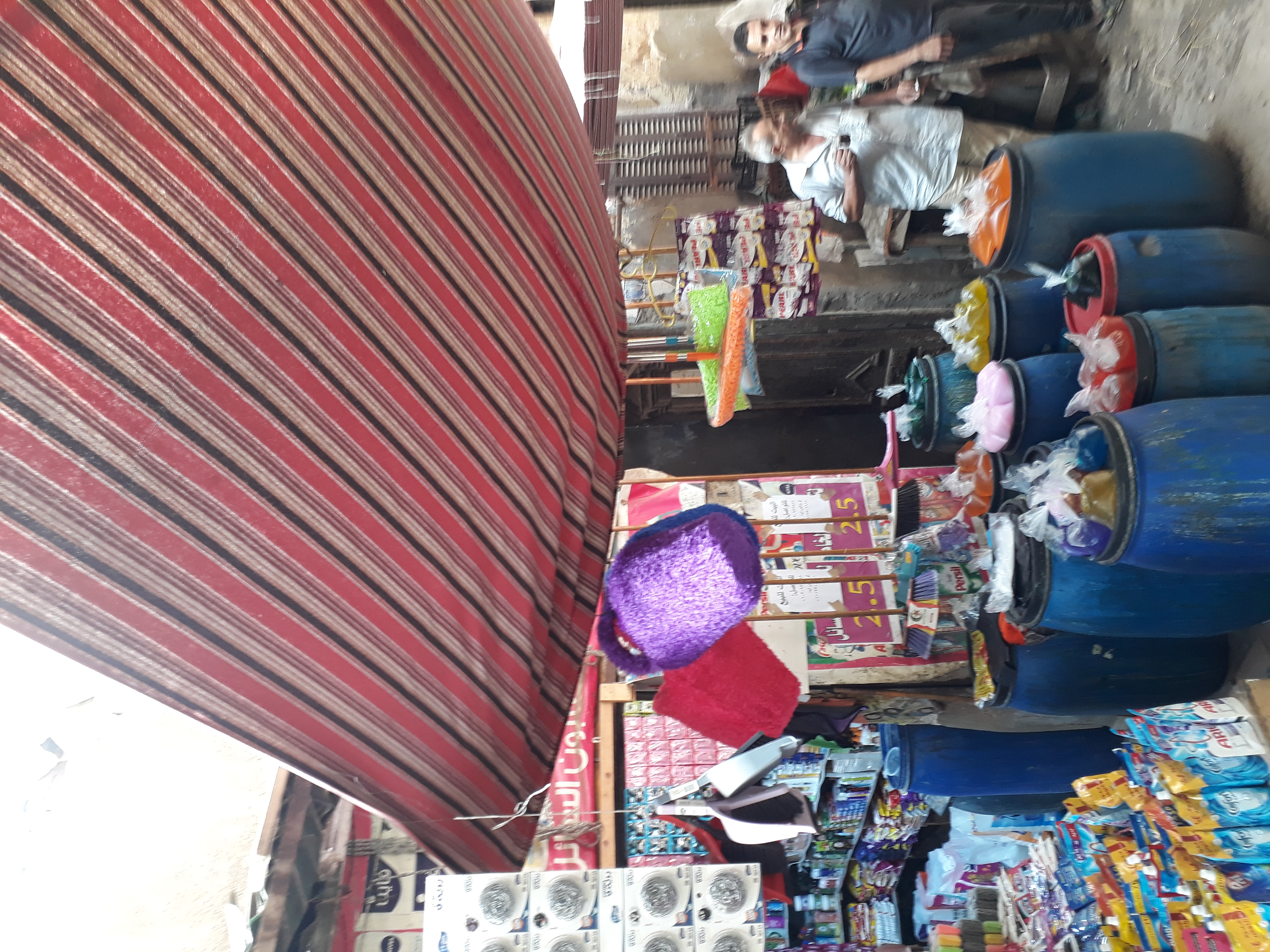 بيت للبيع فيه محلات تجارية