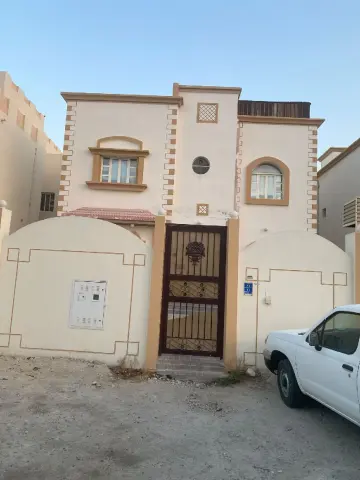 للبيع فيلا في منطقة الخور مؤجرة ومقسمه 11000...