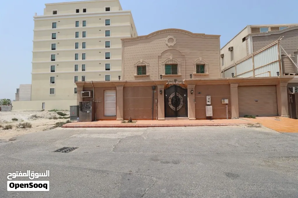 للإيجار فيلا فاخرة بالدمام حي الشاطيء الشرقي...