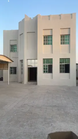 للإيجار فيلا خدمية في الدحيل مطله علي الشارع...